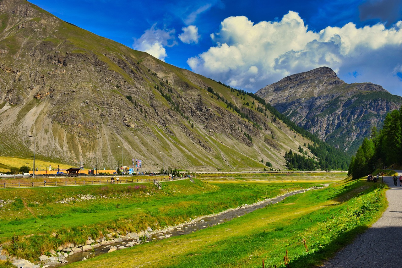 Panoramica dei suggestivi paesaggi della Valtellina, con montagne e vallate verdi.