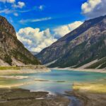 Valle silenziosa in Italia, paesaggio suggestivo con natura rigogliosa e atmosfera tranquilla.