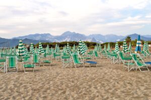 Spiaggia italiana nascosta con sabbia dorata e acque cristalline, meta emergente per l'estate.