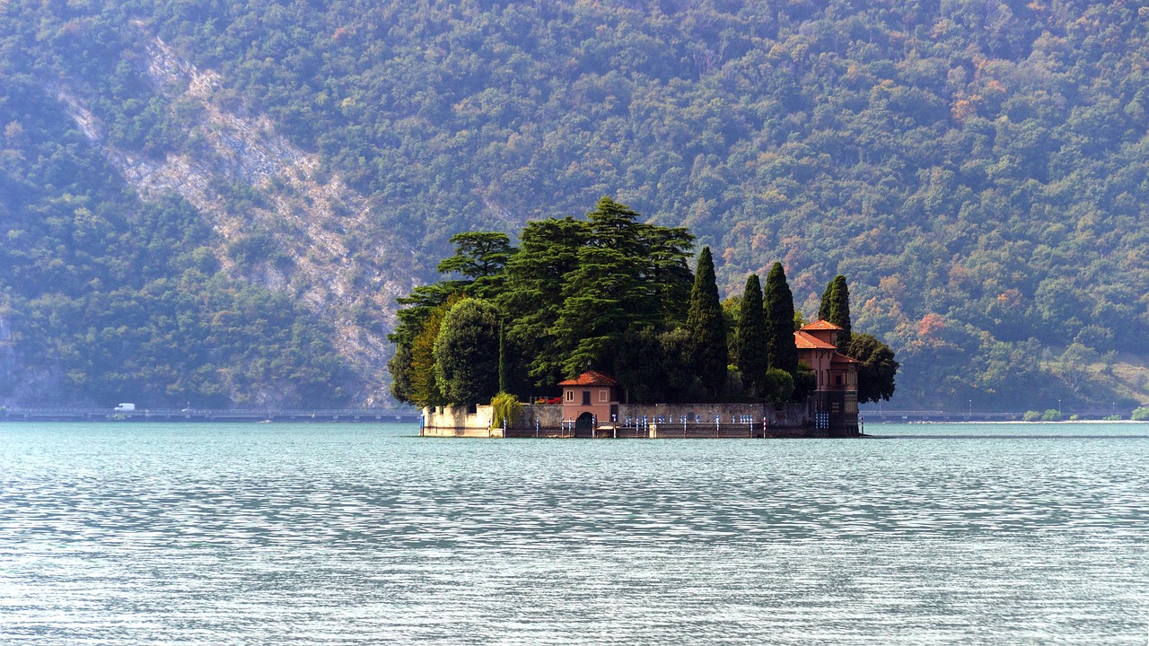 Lago italiano dai colori straordinari, che sembra un'opera d'arte naturale.