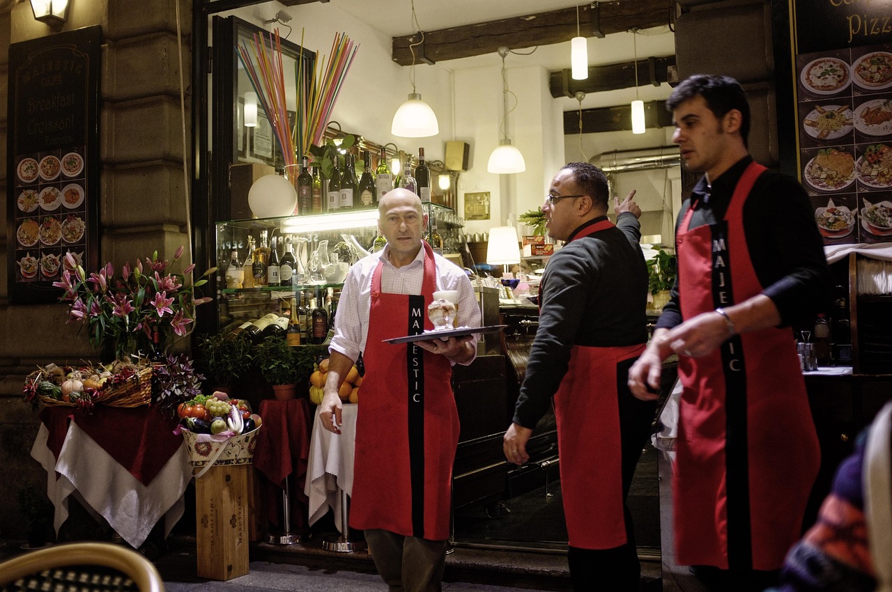 Vista romantica di una piazza storica con caffè all'aperto, in una città italiana affascinante e elegante.