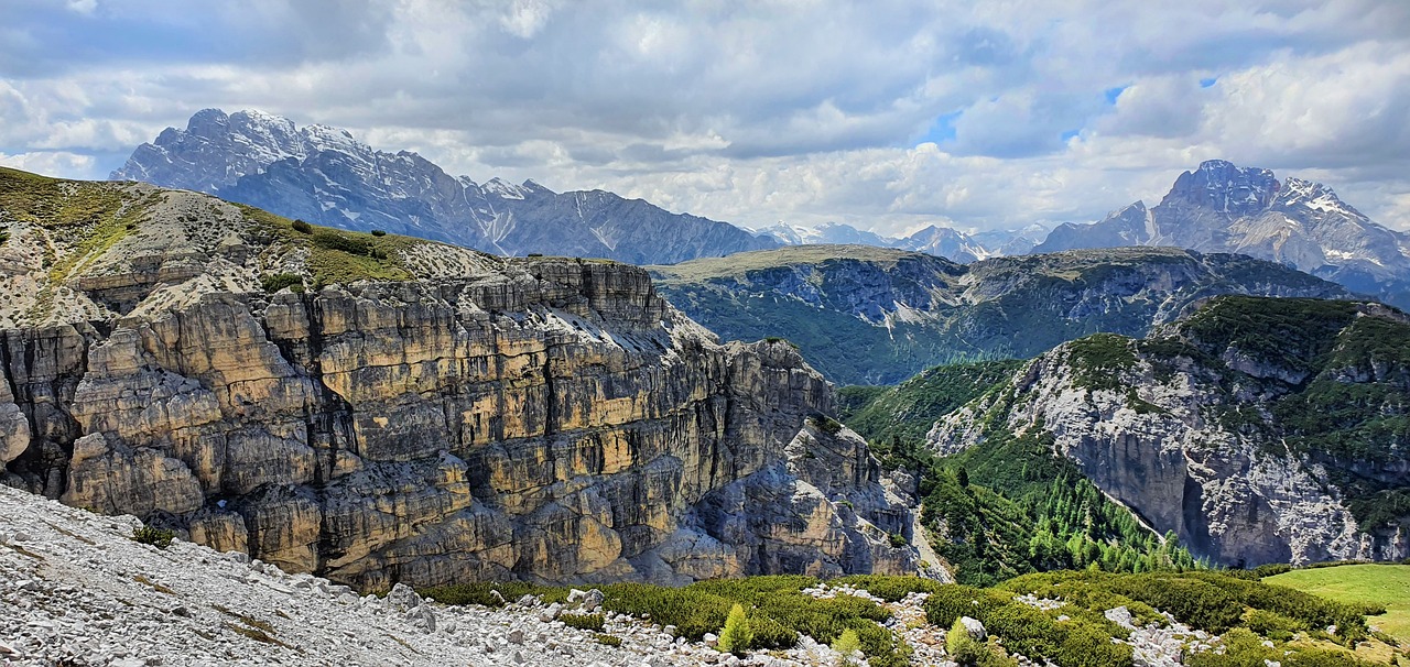 Panorama mozzafiato della montagna trentina, meta ideale per escursionisti innamorati della natura.