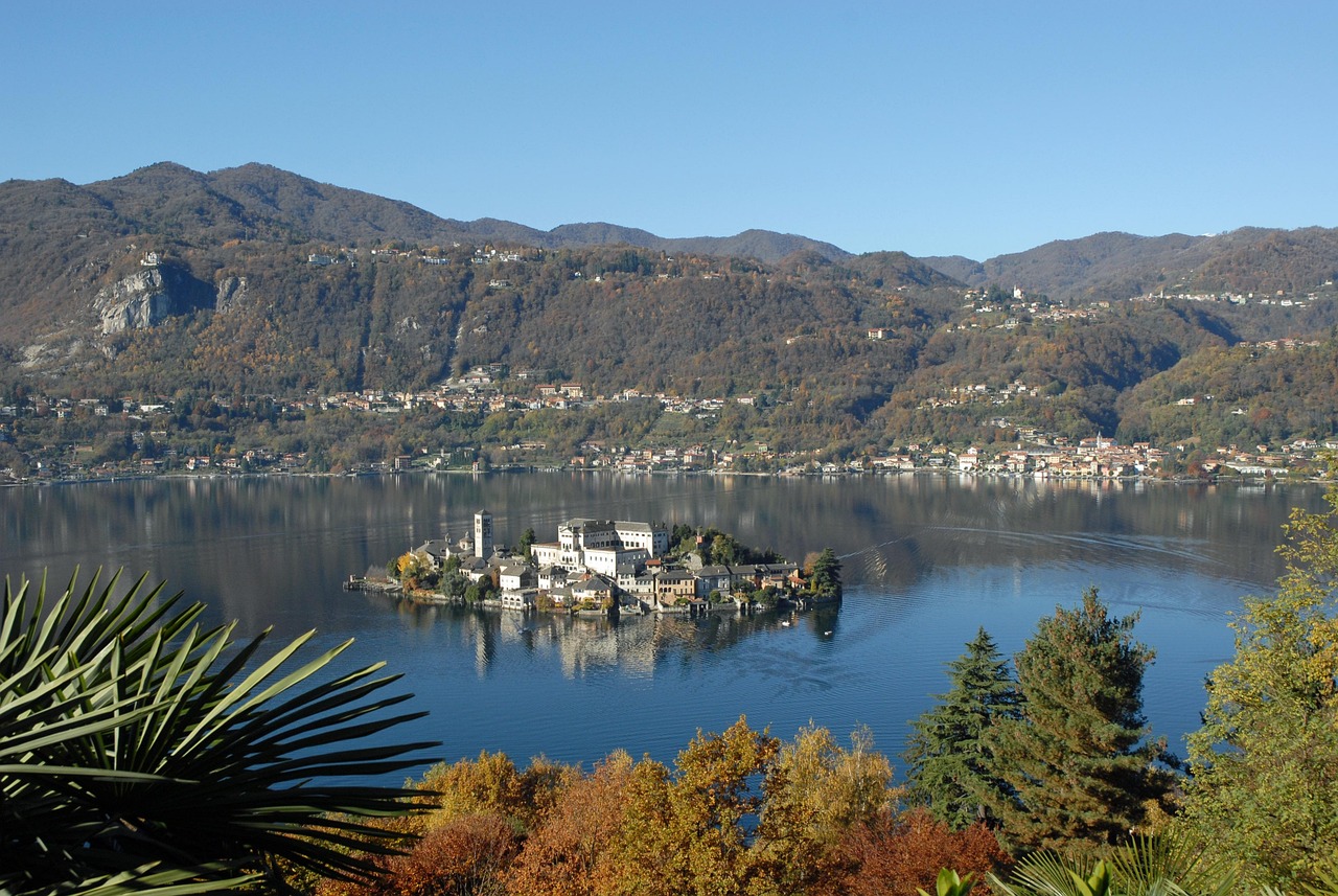 Vista panoramica del Lago Maggiore con montagne e paesini suggestivi, ideale per un weekend rilassante.