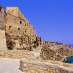 Castello medievale circondato da ristoranti di pesce nella suggestiva località marchigiana.