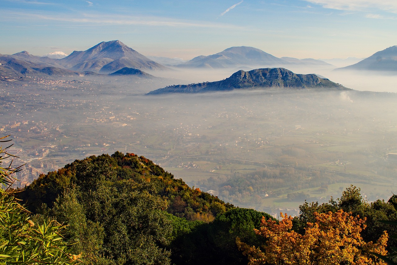 Borgo di Erice avvolto nella nebbia, con castelli storici e dolci genovesi tipici siciliani.
