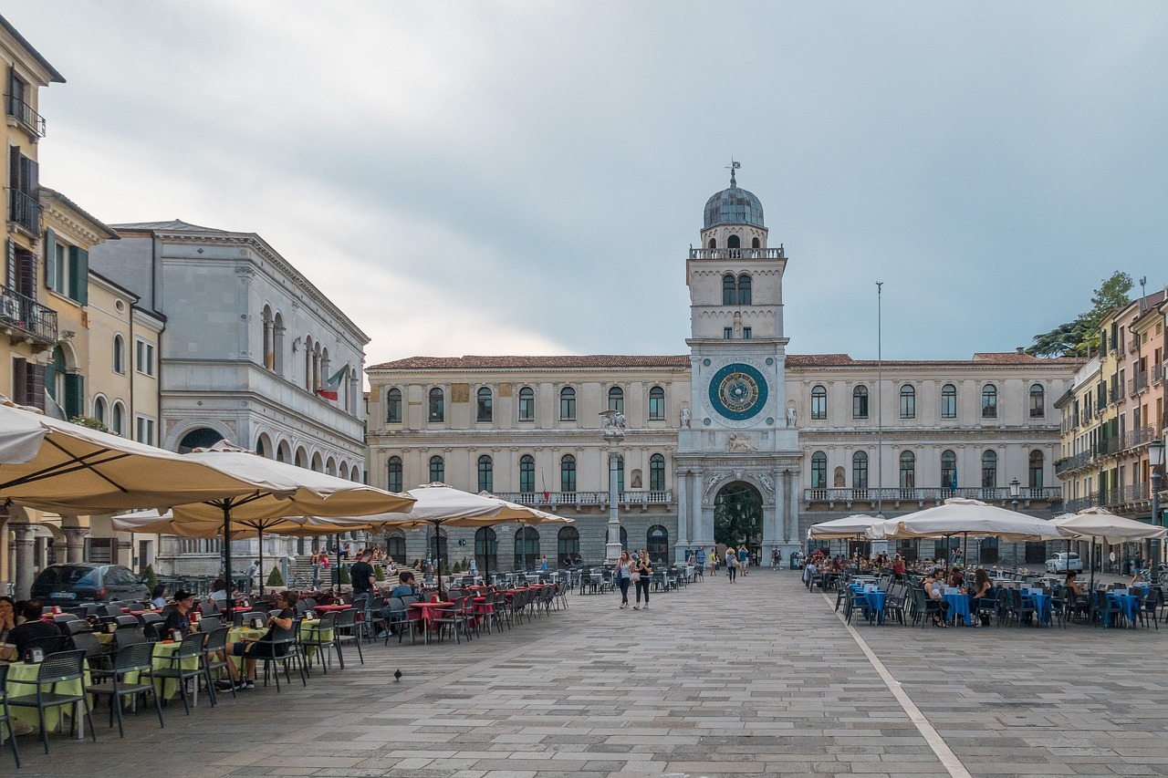Vista panoramica della località veneta, con architettura storica e paesaggi naturali incantevoli.
