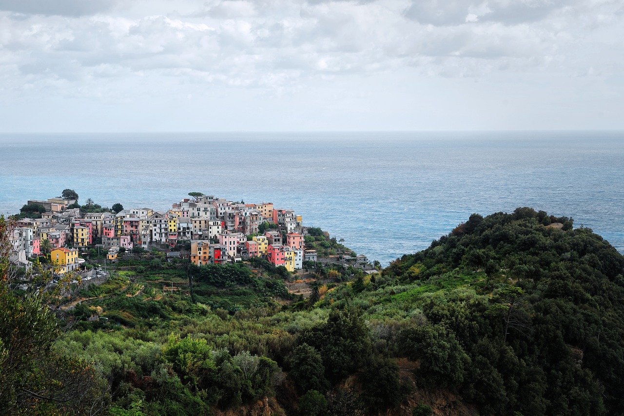 Borgo ligure tranquillo con case colorate e panorami mozzafiato, lontano dalla folla turistica.