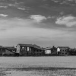 Borgo italiano con strade acciottolate e antiche abitazioni, un museo vivente di storia e cultura.