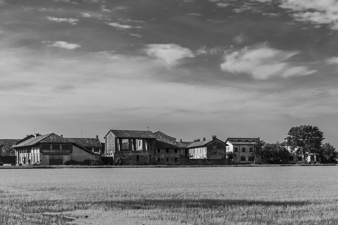 Borgo italiano con strade acciottolate e antiche abitazioni, un museo vivente di storia e cultura.