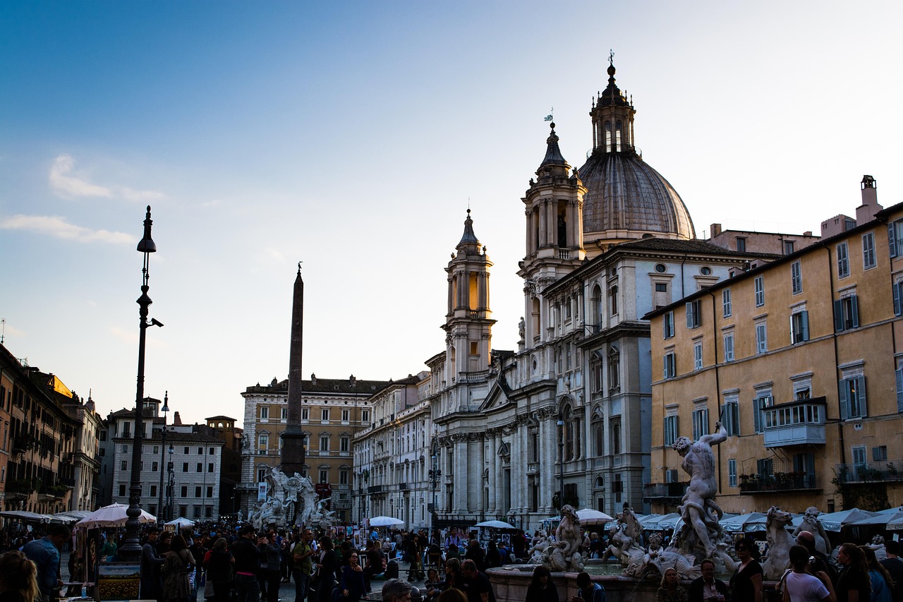 Piazza segreta di Roma, con antichi edifici e atmosfera misteriosa, simbolo di storie dimenticate.