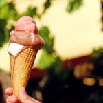 Gelato artigianale in una pittoresca città siciliana, affollata di turisti in estate.
