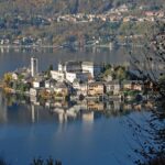 Vista panoramica del borgo di Orta San Giulio con l'isola al centro del lago, immerso nel silenzio e nella bellezza naturale.