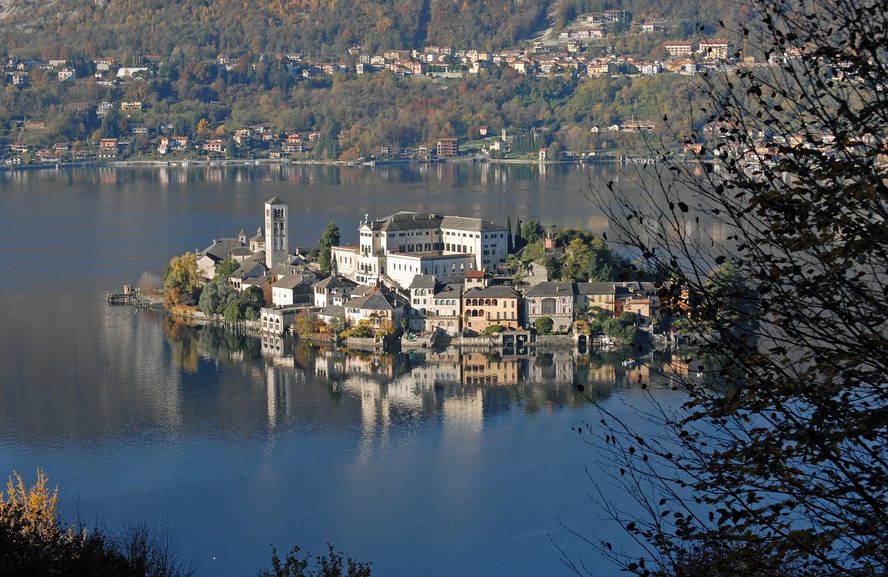 Vista panoramica del borgo di Orta San Giulio con l'isola al centro del lago, immerso nel silenzio e nella bellezza naturale.