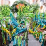 Festa di paese in Campania con bancarelle, luci e gente che celebra tradizioni locali.