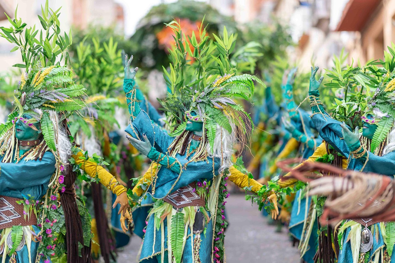 Festa di paese in Campania con bancarelle, luci e gente che celebra tradizioni locali.