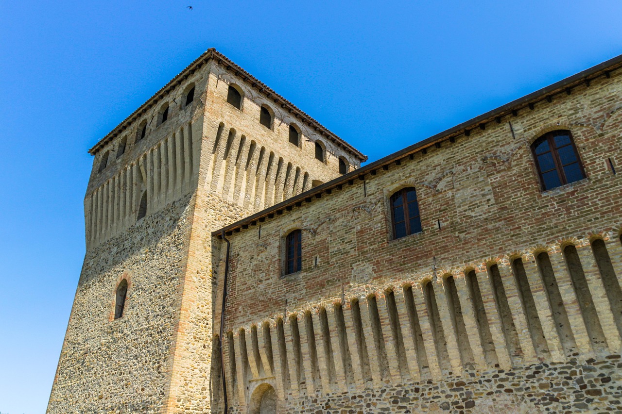 Castello di Fenis, fortezza medievale con torri e mura, simbolo di storia e misteri.
