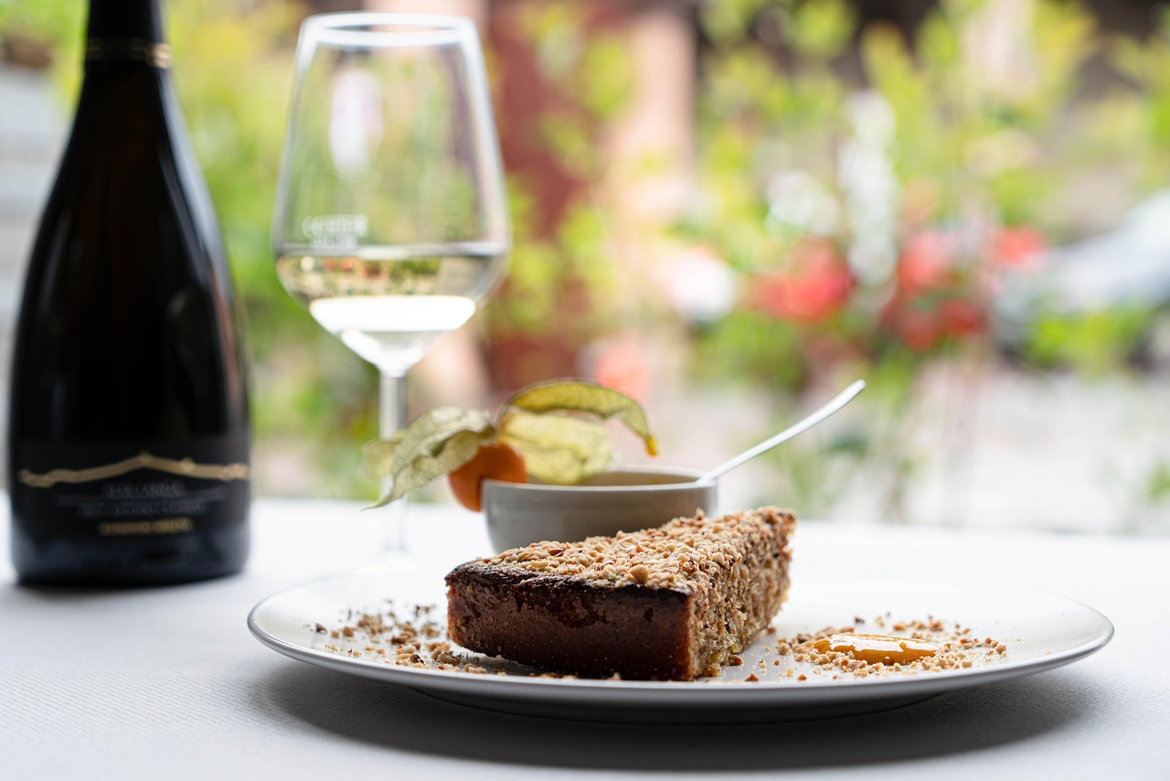 Borgo medievale con strade acciottolate e piatti tipici locali su un tavolo all'aperto.