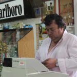 Immagine di un tabaccaio con Gratta e Vinci e clienti sorridenti, simbolo di fortuna e strategia vincente.