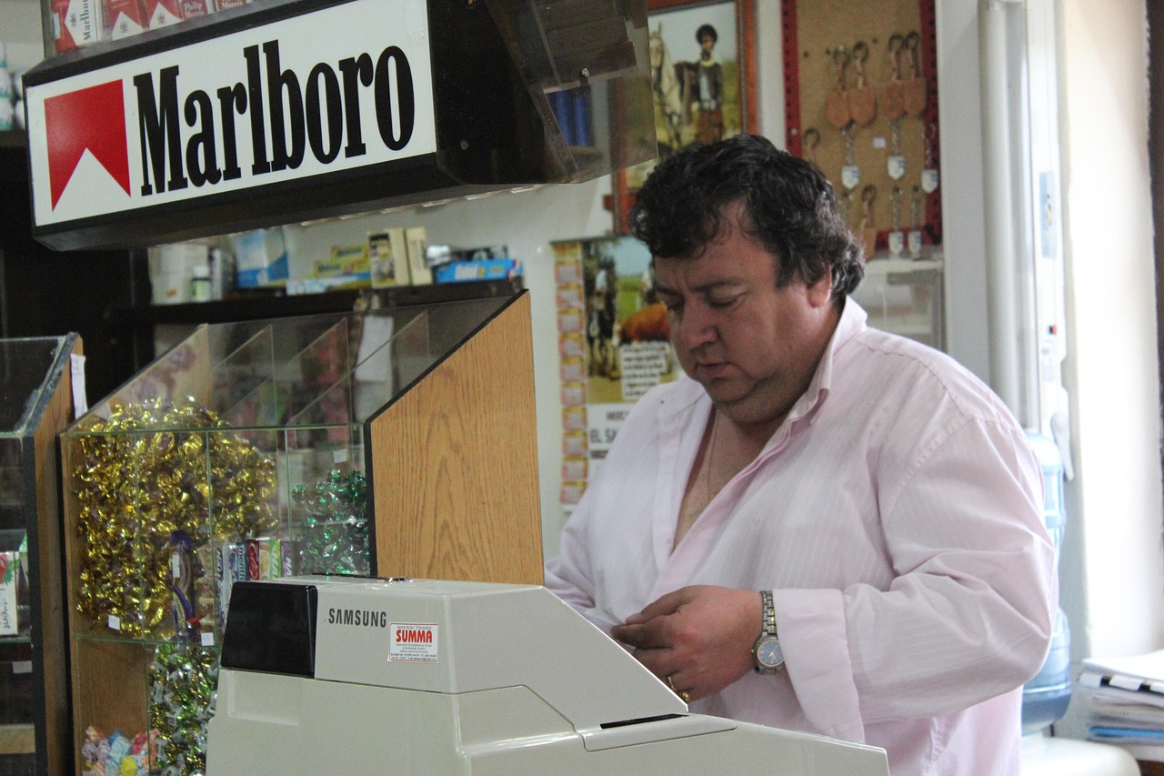 Immagine di un tabaccaio con Gratta e Vinci e clienti sorridenti, simbolo di fortuna e strategia vincente.