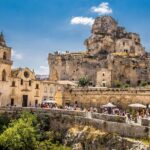 Panorama di Matera, con i suoi Sassi e le tipiche abitazioni scavate nella roccia, simbolo di storia e cultura.