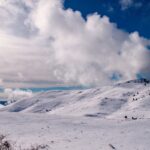 Sciare nel parco delle Madonie con vista sul mare siciliano.