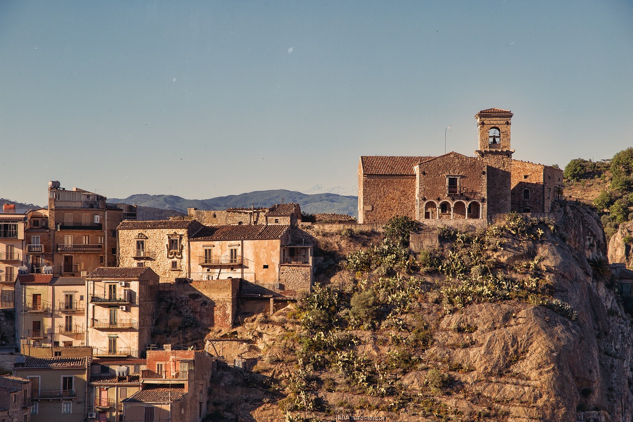 Borgo di Sant'Agata de' Goti, costruito sul tufo, con case storiche e panorami suggestivi.