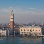 Vista panoramica di una città veneta con chiese storiche e palazzi affascinanti.