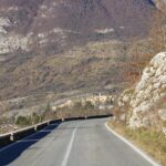 Borgo arroccato senza auto, accessibile solo a piedi, con stradine pittoresche e case in pietra.