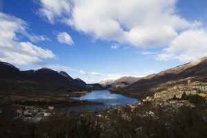 Lago a forma di cuore a Scanno con donne in costume tradizionale abruzzese.
