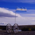 Panorama suggestivo di un affascinante paese nascosto, con case colorate e natura rigogliosa.