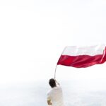 Panorama di un tranquillo paesaggio rurale, simbolo di un paese che si afferma con discrezione.