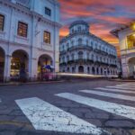 Vista panoramica di una città elegante, con architettura affascinante e atmosfere tranquille, amata dai turisti.