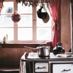 Panorama di un pittoresco paese italiano con stradine acciottolate e abitanti intenti nelle attività quotidiane.