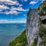 Vista panoramica del Parco del Conero, con sentieri di trekking e spiagge selvagge a picco sul mare.