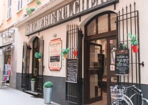 Bistecca alla fiorentina servita in un ristorante tipico toscano.