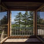 Coppia felice in una romantica casa sull'albero immersa nella natura toscana.