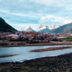 Borgo pittoresco immerso nella natura, con stradine acciottolate e case storiche.