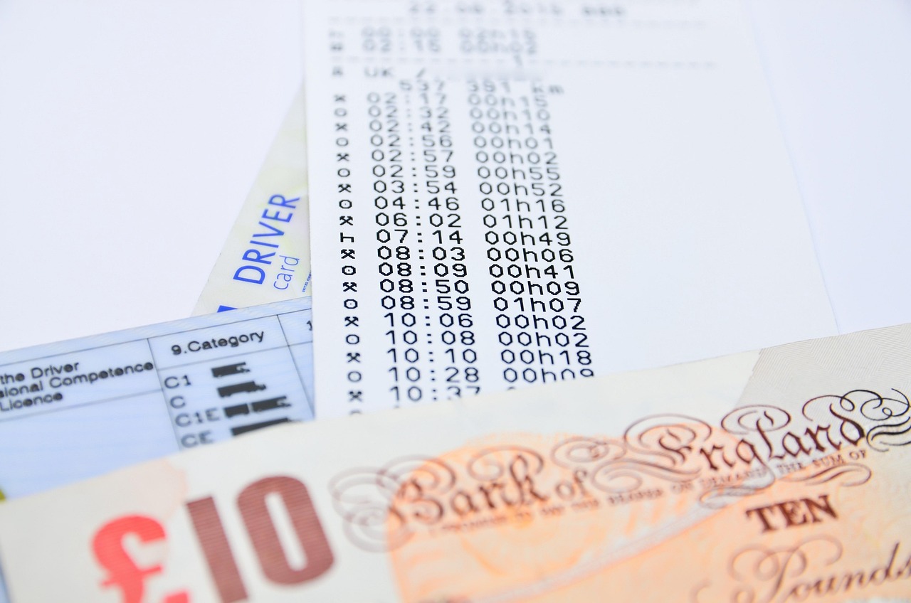 Over 70 che leggono informazioni sul bollo auto, evidenziando le nuove esenzioni regionali dal 2026.