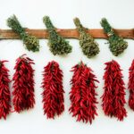 Villaggio calabrese con peperoncini piccanti e festeggiamenti tradizionali.