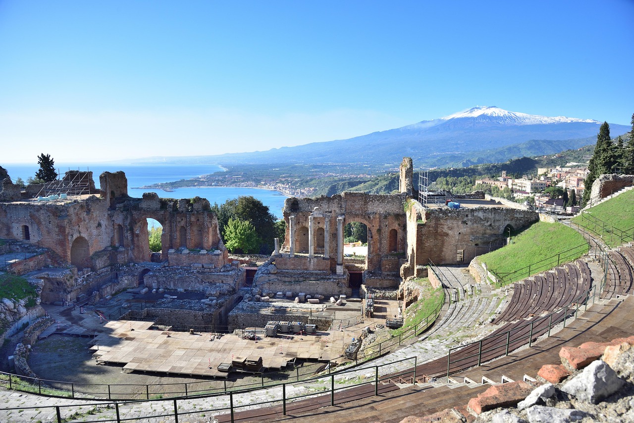 Vista panoramica del Teatro Greco di Taormina con il mare sullo sfondo.