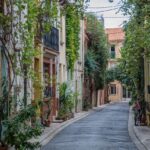Veduta panoramica del quartiere storico, con strade acciottolate e architettura tradizionale.
