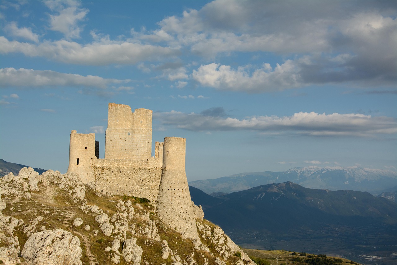 Vista panoramica delle torri medievali di Pacentro con il paesaggio circostante e l'immagine di Madonna.