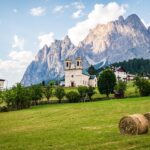 Vista panoramica del villaggio delle Dolomiti, immerso nella natura e ricco di tradizioni locali.