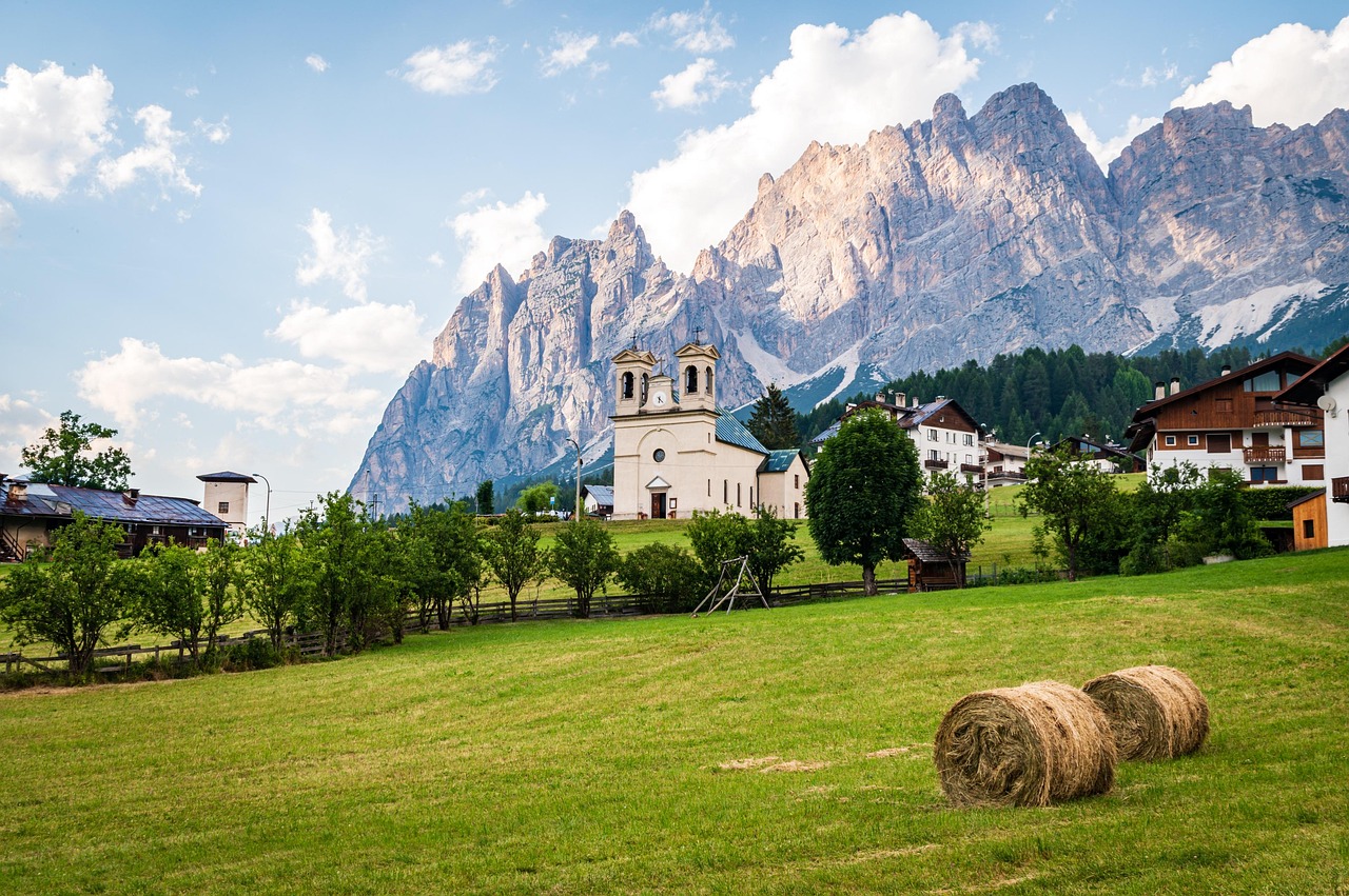 Paesaggio del Trentino con formaggio di malga e sentieri immersi nella natura.