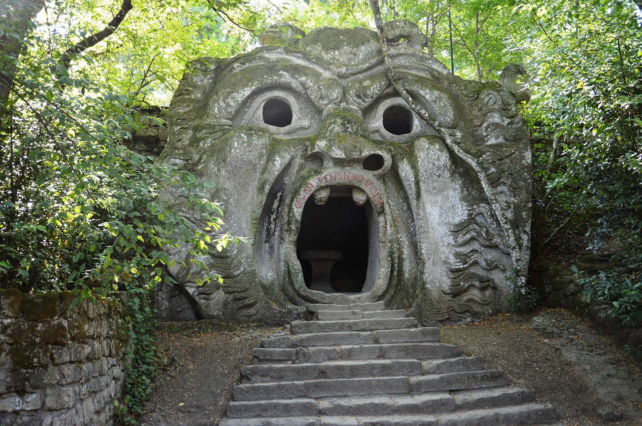 Bocca gigante e case pendenti nel parco di Bomarzo, immerso nel bosco sacro.
