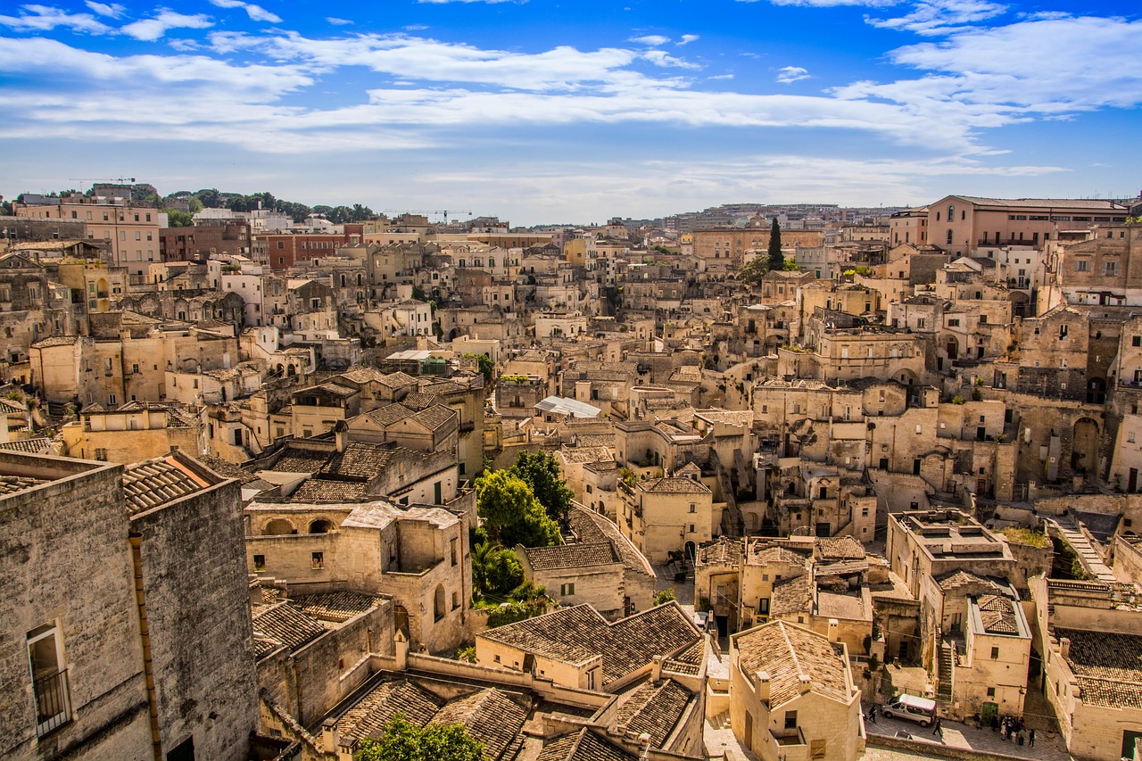 Vista panoramica della città italiana amata dai turisti stranieri, con architettura storica e atmosfera vivace.