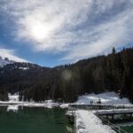 Lago di Braies con le Dolomiti sullo sfondo, un luogo incantevole da visitare in Trentino.