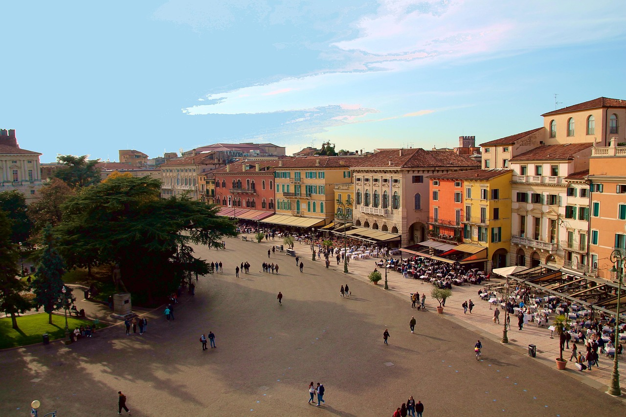 Vista panoramica di Verona con l'Arena e il fiume Adige, simboli della città.