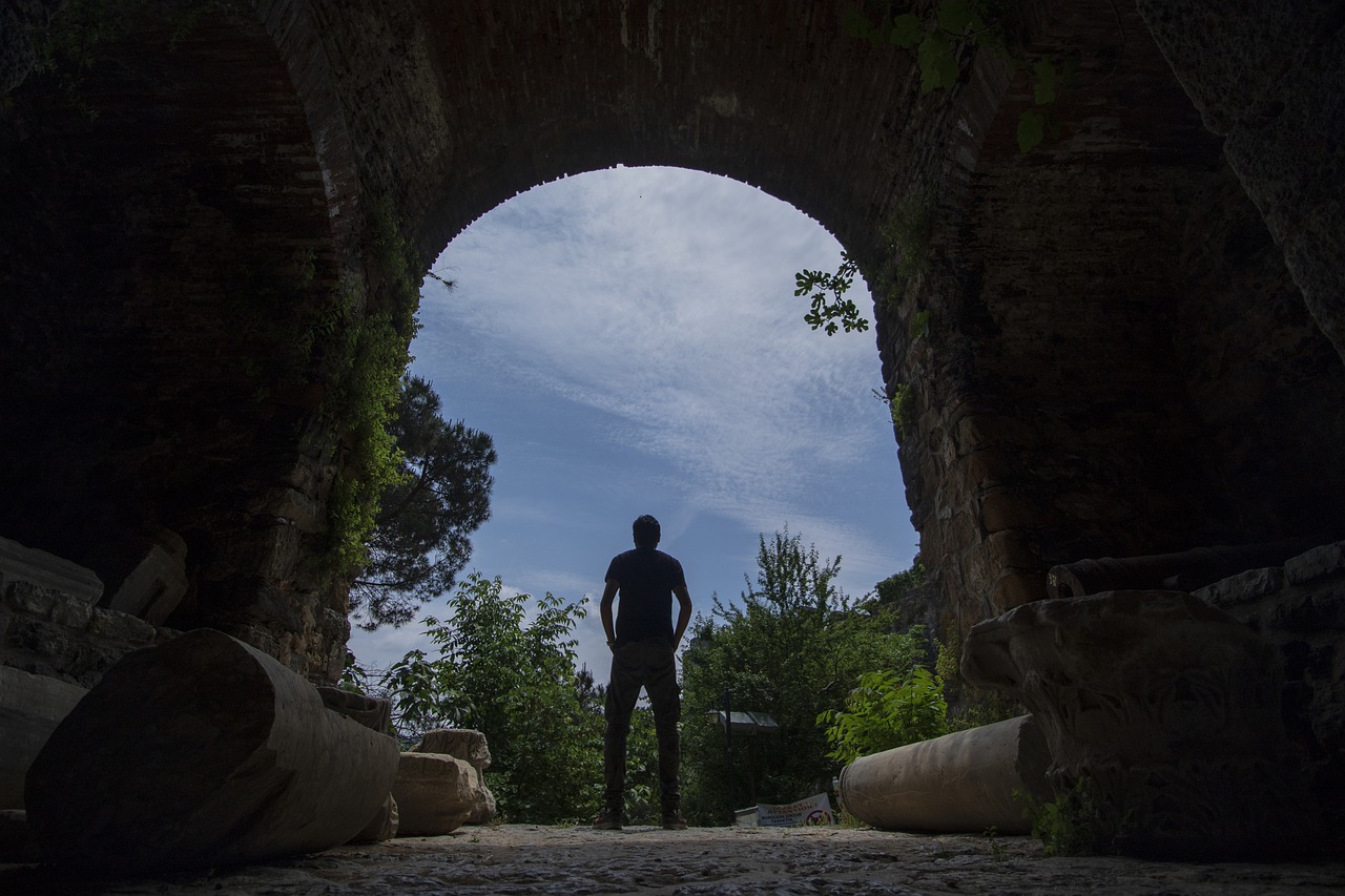 Vista panoramica della città dimenticata, con architettura storica e strade acciottolate che attirano i viaggiatori.