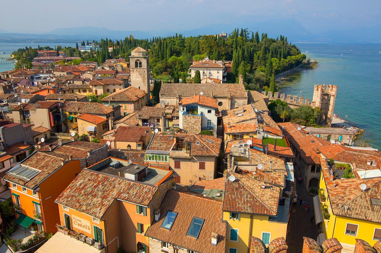 Vista panoramica del suggestivo borgo veneto, con antiche case in pietra e paesaggio collinare.